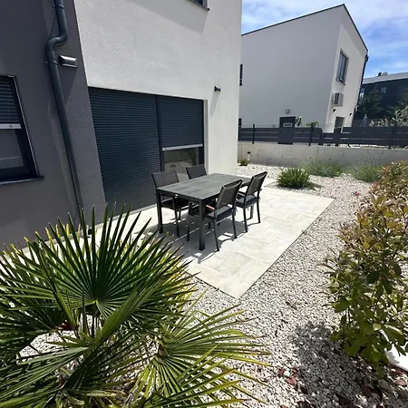 Luxury With Private Pool Лижнян